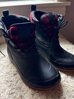 Women’s Muck Boots Black and Red Plaid Winter insulated stylish boots